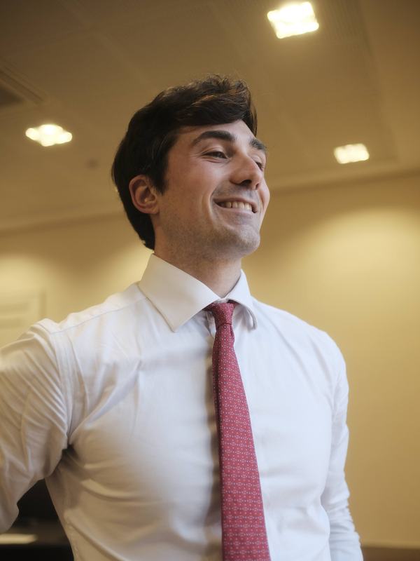 Valerio Confalone, consulente finanziario a Napoli, in camicia bianca e cravatta